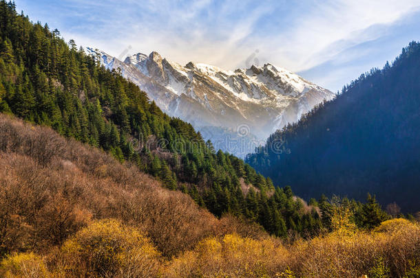 九寨沟雪山顶上的光