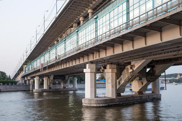 莫斯科河、卢<strong>日</strong>涅茨卡亚桥（地铁桥）和长廊