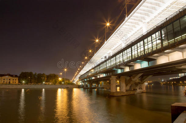 莫斯科河、卢日涅茨卡亚桥（地铁桥）和长廊