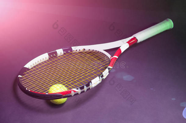 网球概念：黑色背景网球网球拍
