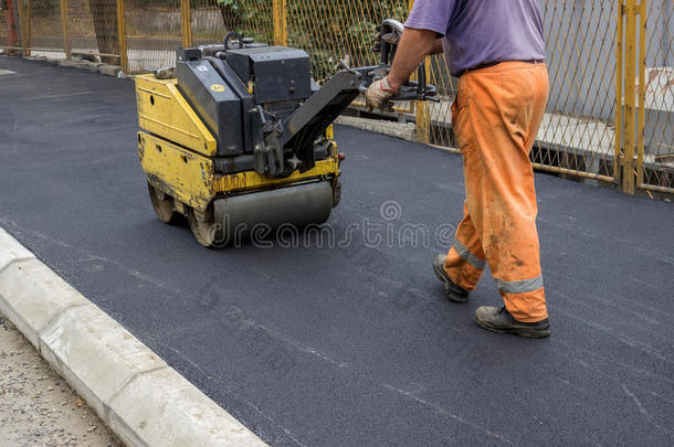 施工压路机后道路施工人员