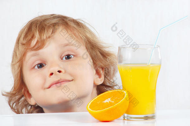 一杯新鲜果汁和橙汁的小孩