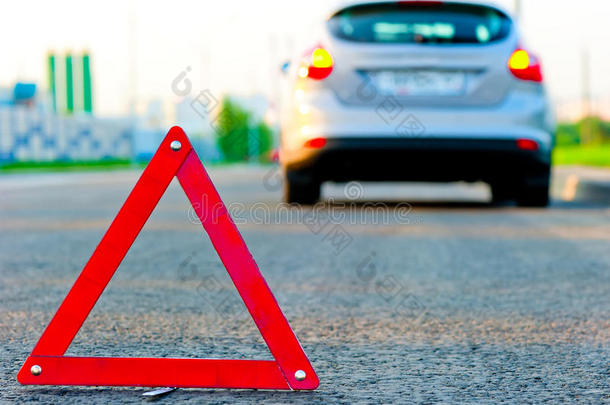 道路上的三角警示牌，汽车开到路边