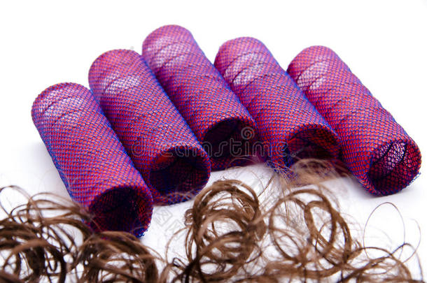 紫红色卷发器和发夹