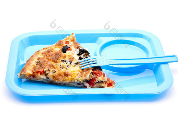 蓝色<strong>儿童餐盘</strong>上有叉子的披萨