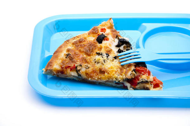 蓝色<strong>儿童餐盘</strong>上有叉子的披萨