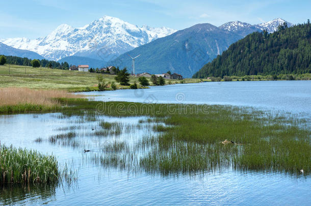 夏季reschensee高山景观（意大利）。