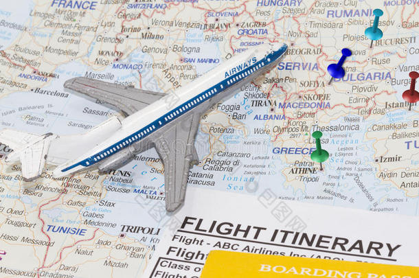 欧洲地图和玩具飞机。