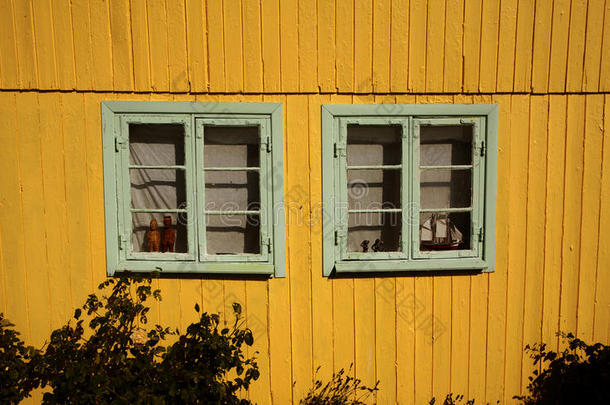 带窗户的黄色木质建筑