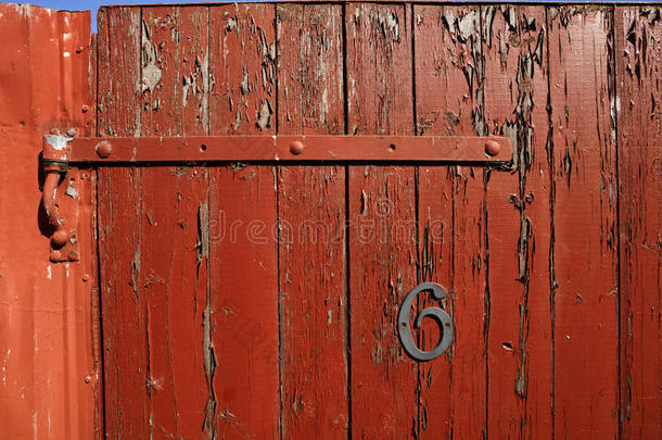 红色油漆剥落的栅栏门