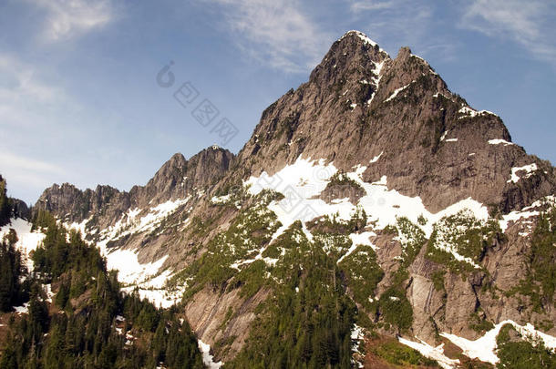 华盛顿州北喀斯喀特山脉崎岖的山峰