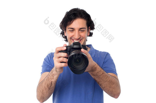 男人看着相机里的照片