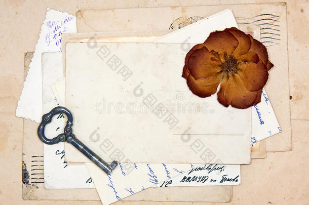 旧信、空明信片和干玫瑰
