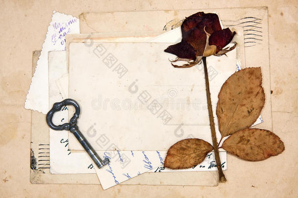 旧信、空明信片和干玫瑰