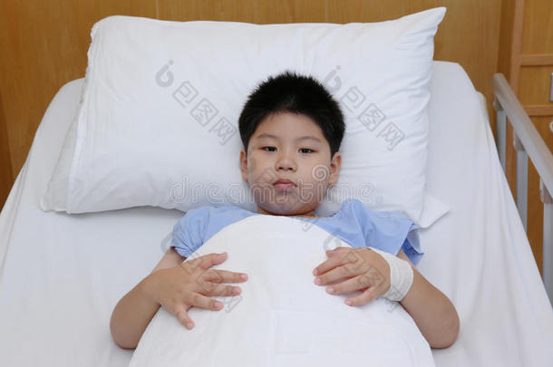 男孩在病床上穿病人服