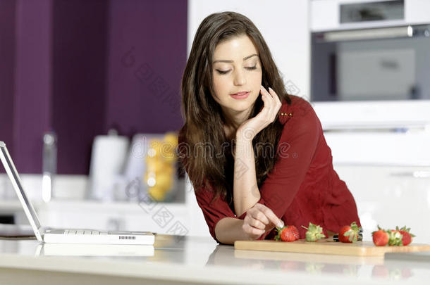 厨房里的女人在读菜谱
