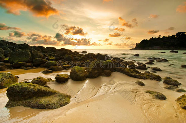 日落时岩石上的海浪