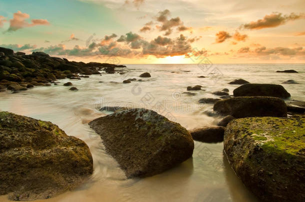 日落时岩石上的海浪