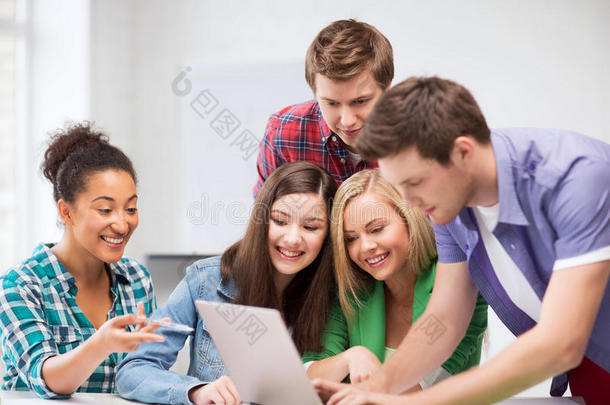 留学生在学校看笔记本电脑