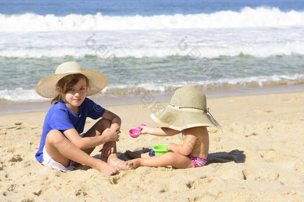 孩子们在海滩上度暑假