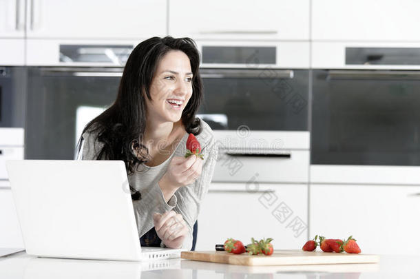 厨房里的女人在读菜谱