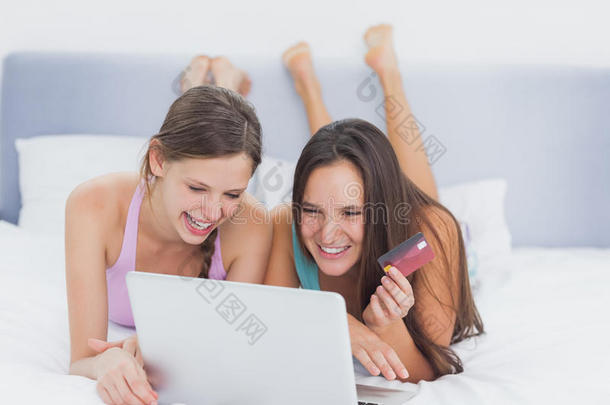 朋友在床上网上购物
