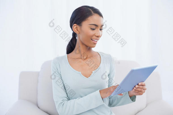 快乐迷人的女人用她的数码平板电脑