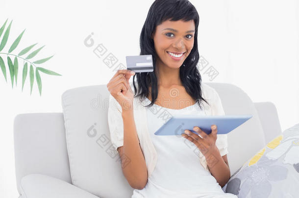 时尚黑发女人用平板电脑在线购物