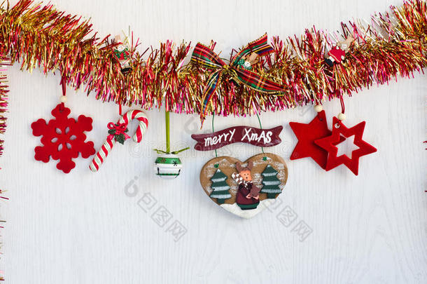 红色和黄色金属片上悬挂的圣诞装饰品。
