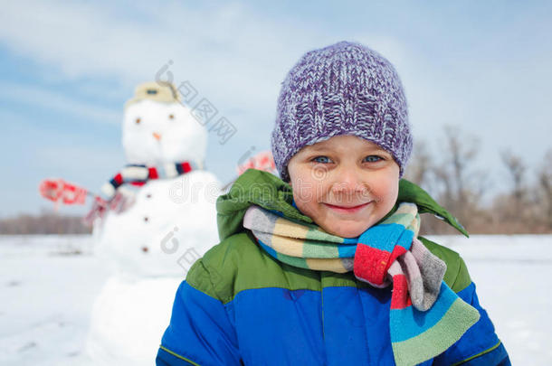 男孩堆雪人