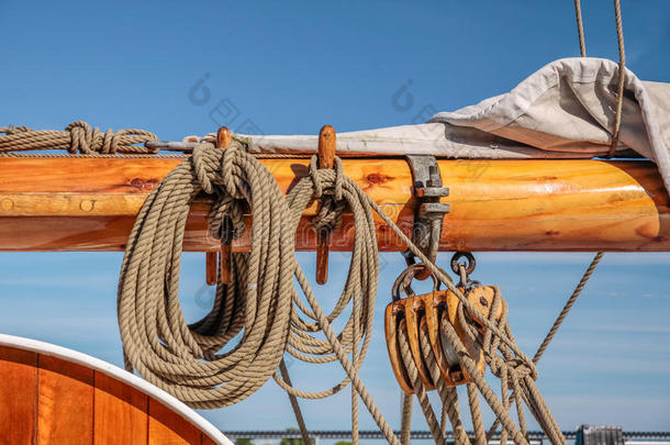 <strong>大型帆船</strong>的桅杆和绳索