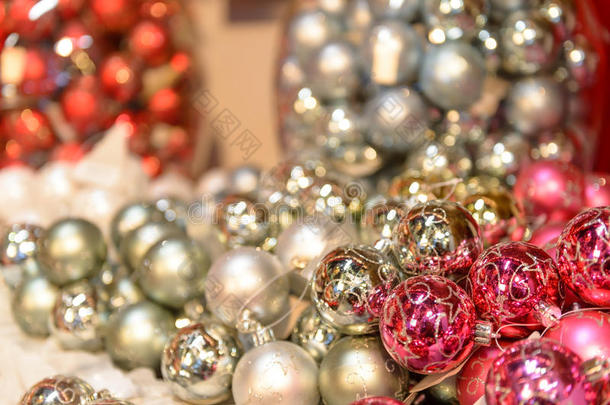 闪闪发光的银色和粉色圣诞饰品