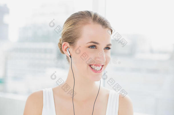 微笑的运动女子听音乐的头像