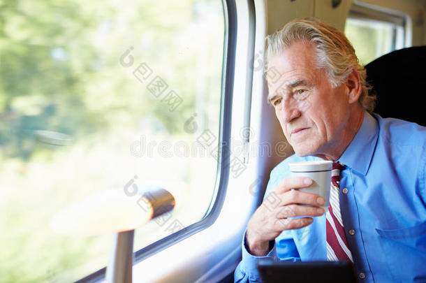 商人在火车上喝咖啡放松<strong>身心</strong>
