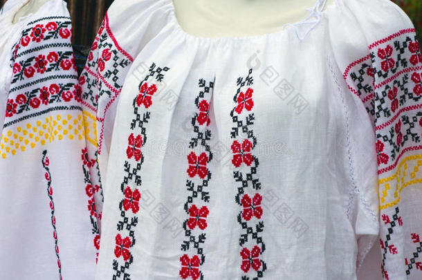 巴尔干刺绣民族传统服饰
