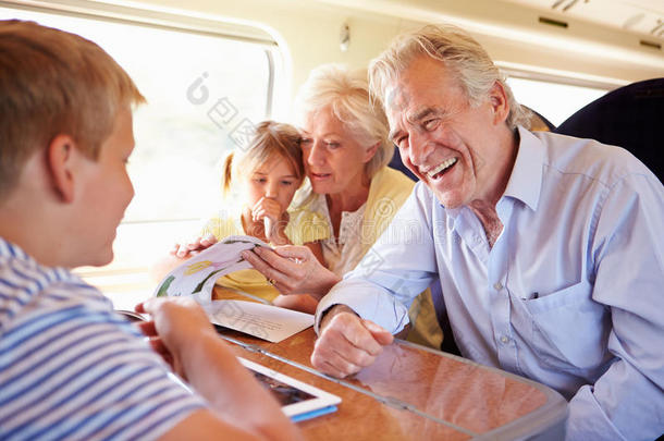 爷爷奶奶和孙子孙女在火车上放松
