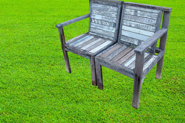 草坪上的旧木凳
