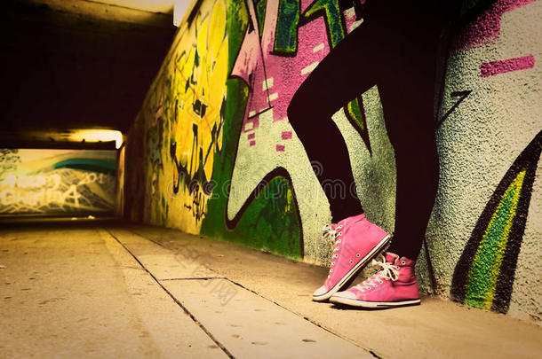 青少年穿的粉红色运动鞋的特写镜头。