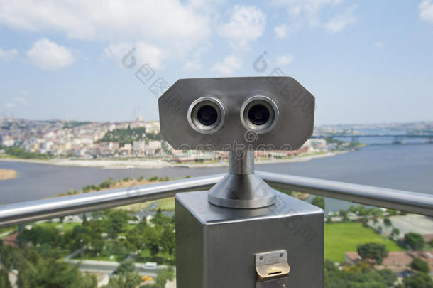 城市上空观景台上的双筒望远镜
