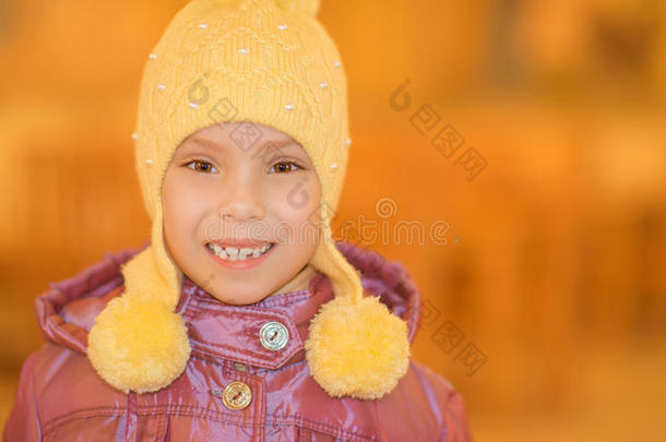 戴黄帽子微笑的小女孩