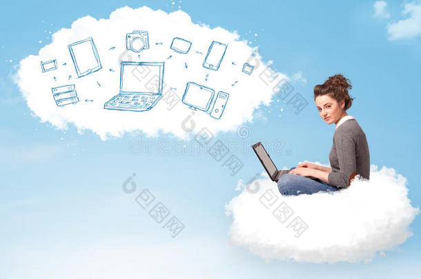 坐在云<strong>端</strong>的年轻女人拿着笔记本<strong>电脑</strong>