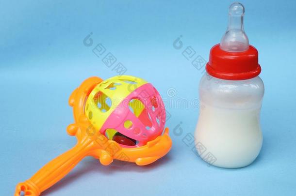 婴儿摇铃和奶瓶