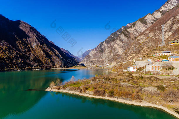 蓝天碧湖山