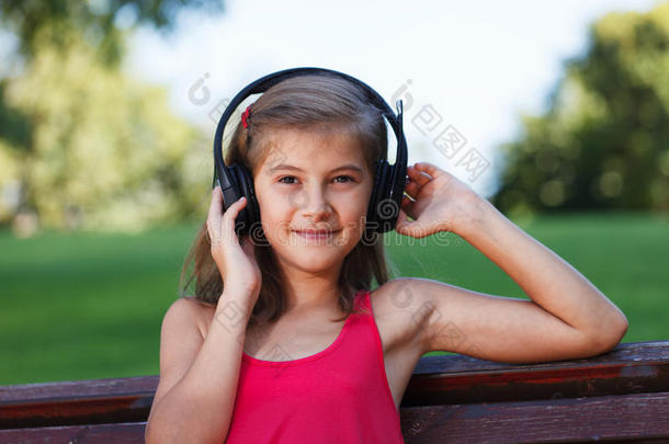 悠闲的少女在公园里听音乐