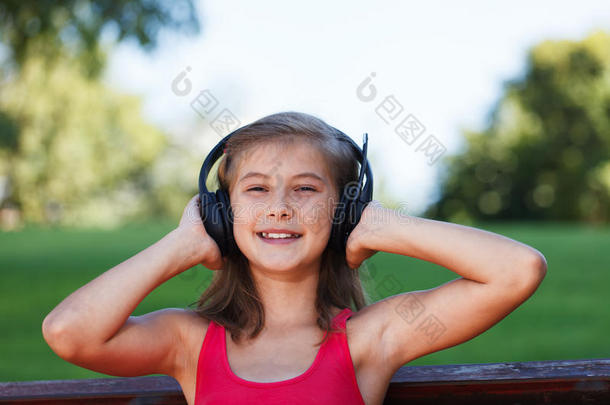 悠闲的少女在公园里听音乐