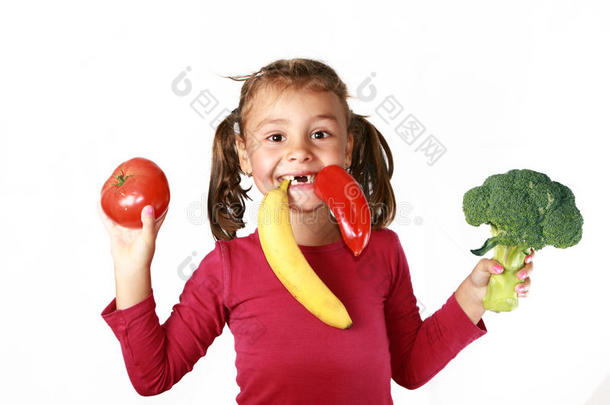 快乐的孩子吃健康的食物水果蔬菜