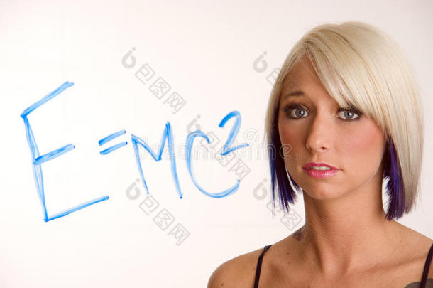 e=mc2金发女子在代数方程式上看起来很困惑