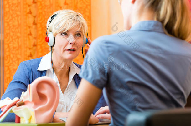 聋哑妇女接受听力测试