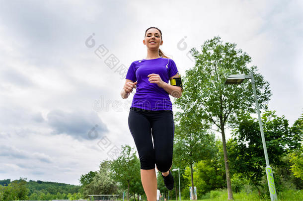 户外运动-年轻女子在公园跑步