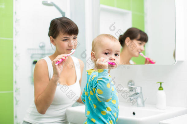 带宝宝刷牙的妈妈